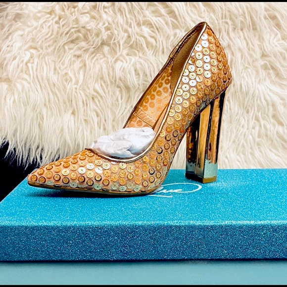 BNWT BETSEY JOHNSON Gold Sequin Platform Heels, Size 5.5 - Picture 1 of 9